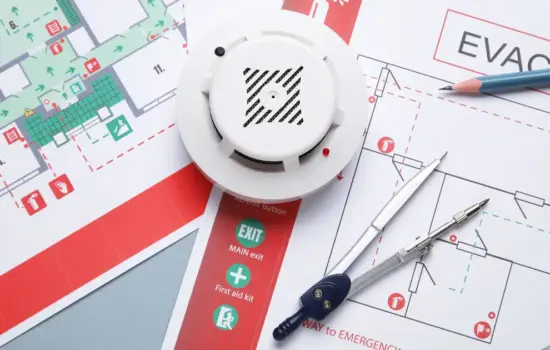 Evacuation Schemes: Compliance Without Complexity